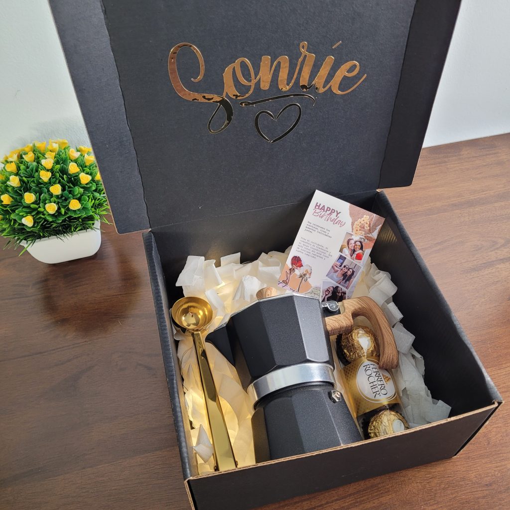 En Mi Propio Café entendemos que cada persona y cada ocasión son únicas. Por eso, nos adaptamos a tus necesidades para crear un regalo perfecto, con la combinación justa de elegancia y emoción.